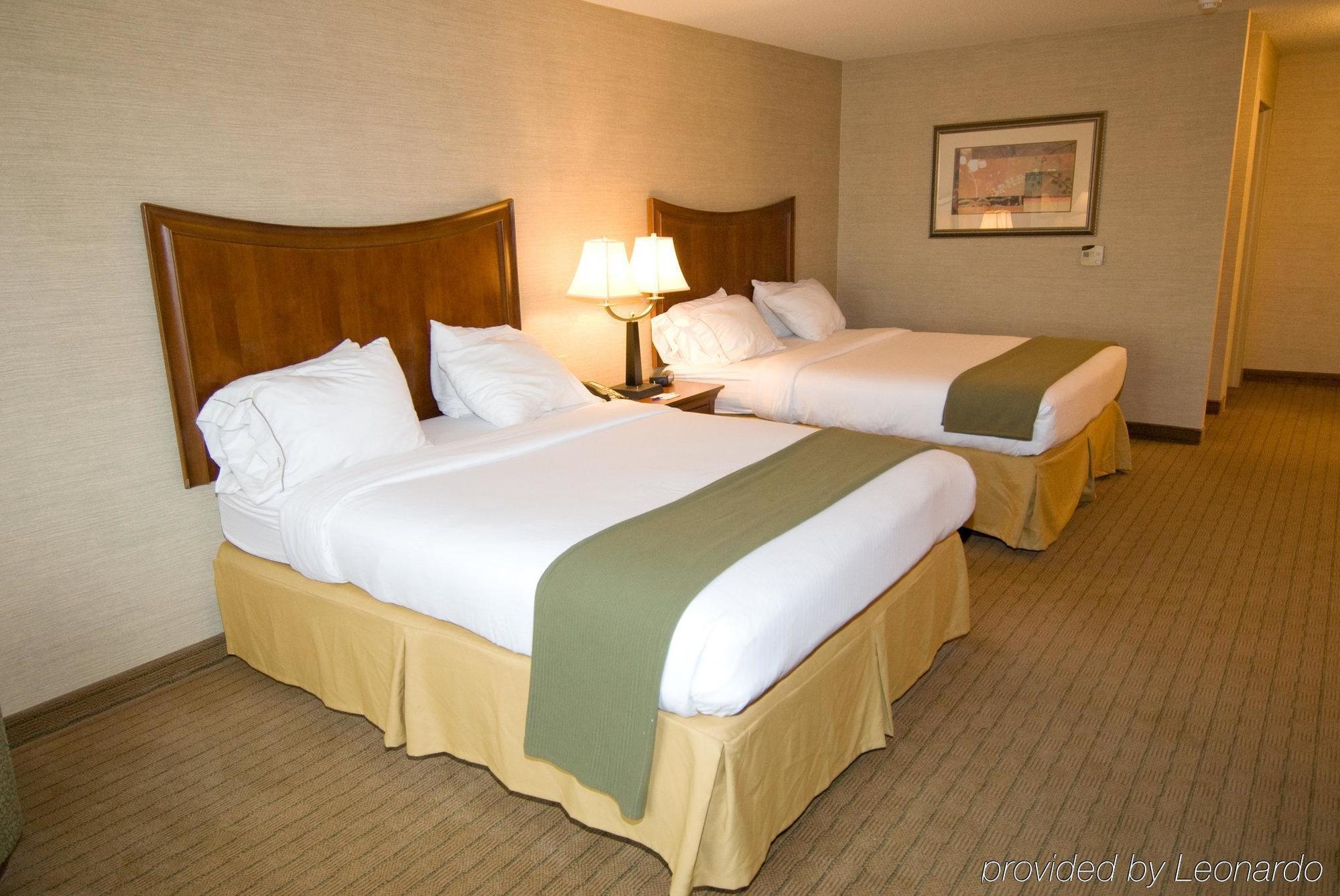 Holiday Inn Express Hotel & Suites Urbana-Champaign-U Of I Area By Ihg Exterior photo