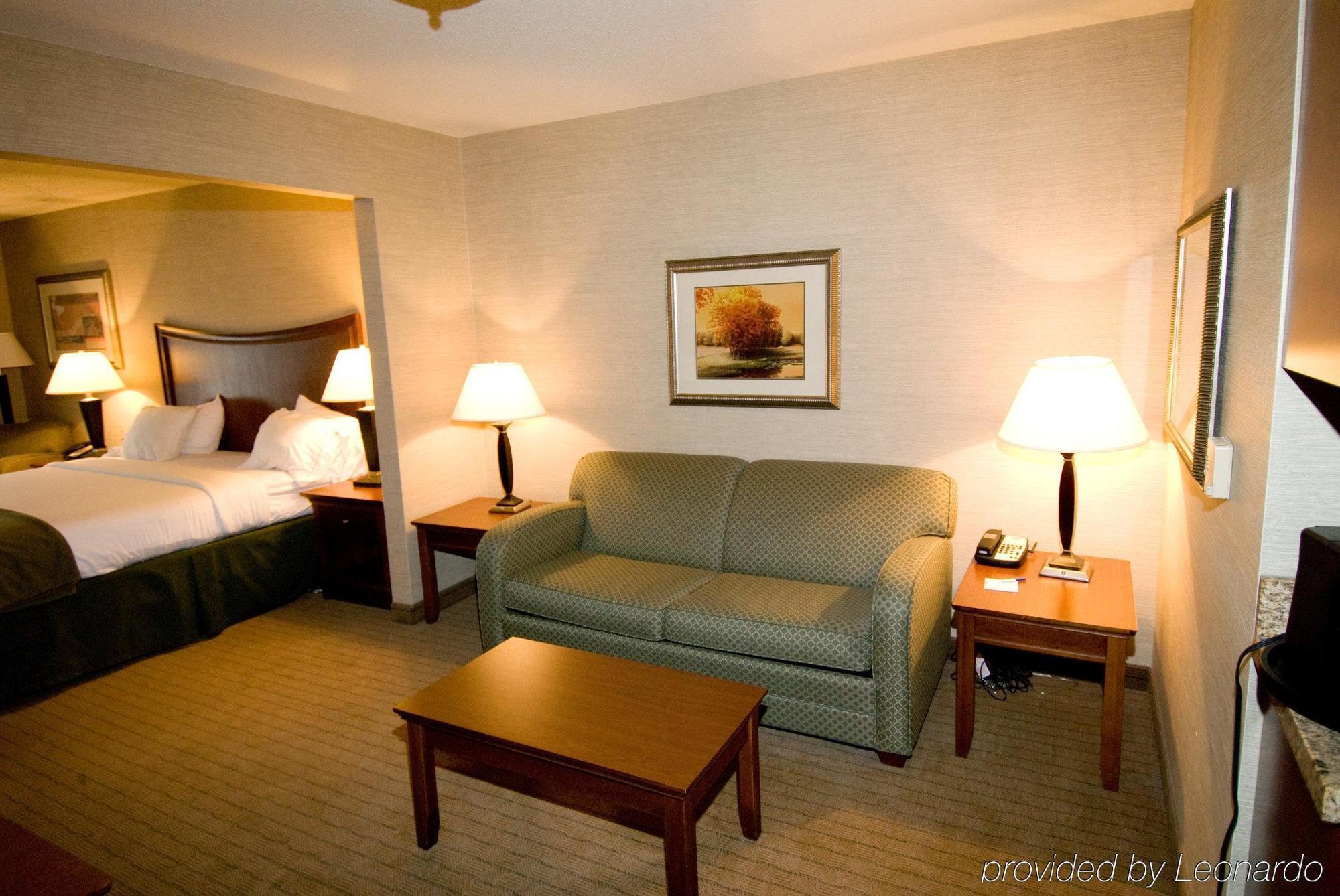 Holiday Inn Express Hotel & Suites Urbana-Champaign-U Of I Area By Ihg Exterior photo